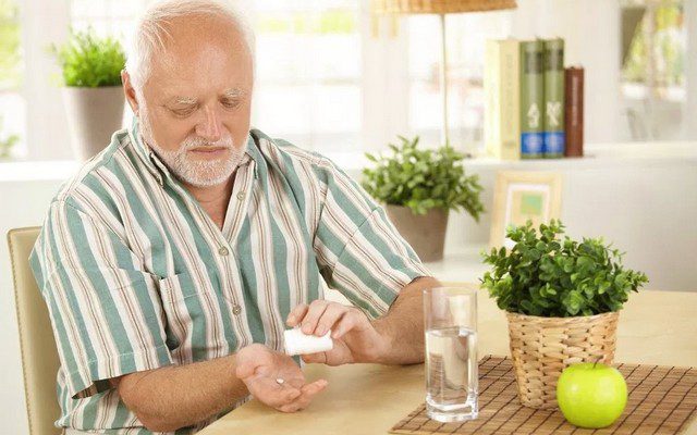 Почему пожилым необходимо принимать витамины дополнительно