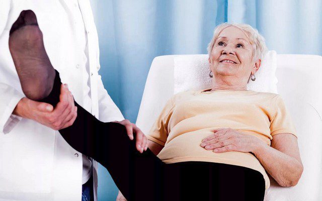 Перелом шейки бедра у пожилых людей: симптоматика и лечение