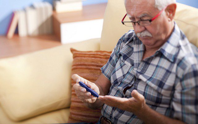 Глюкометр для пожилого человека: дельные советы по выбору