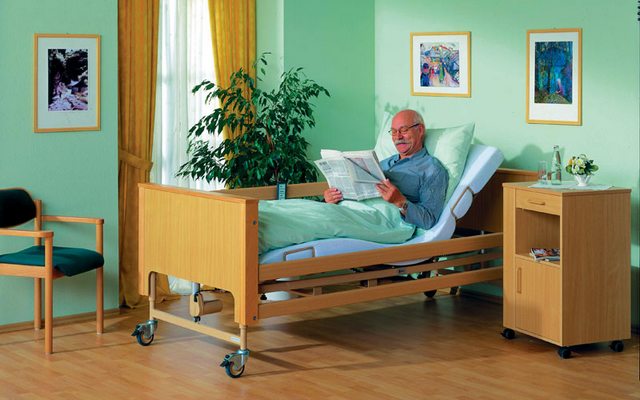 Правила выбора кровати для лежачего пожилого человека