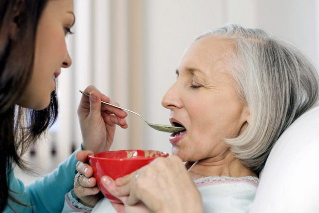Как правильно кормить пожилого человека, прикованного к постели