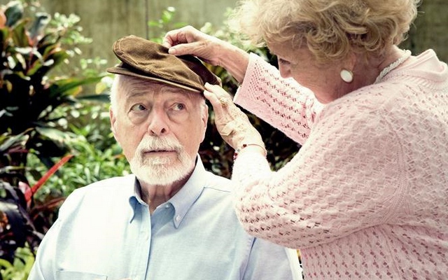Уход за пожилым человеком с болезнью Альцгеймера: общение, мытье, переодевание, прием пищи и другое