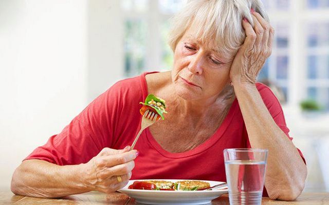 Почему пожилой человек мало ест или отказывается от еды и что можно с этим сделать