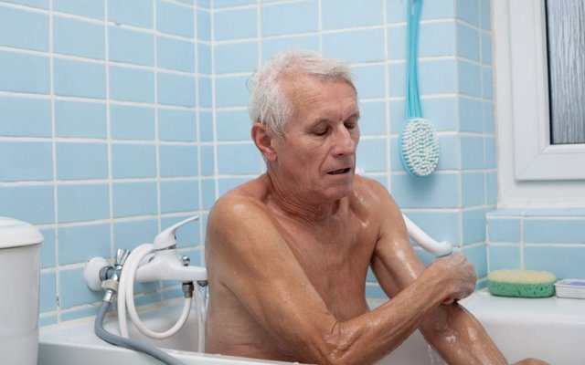 Как мыть пожилого человека с деменцией: полезные советы и приемы купания