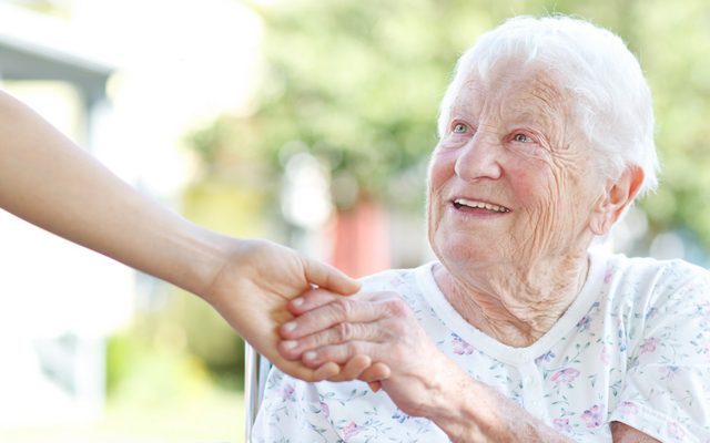 Как помочь мыться пожилому человеку с деменцией