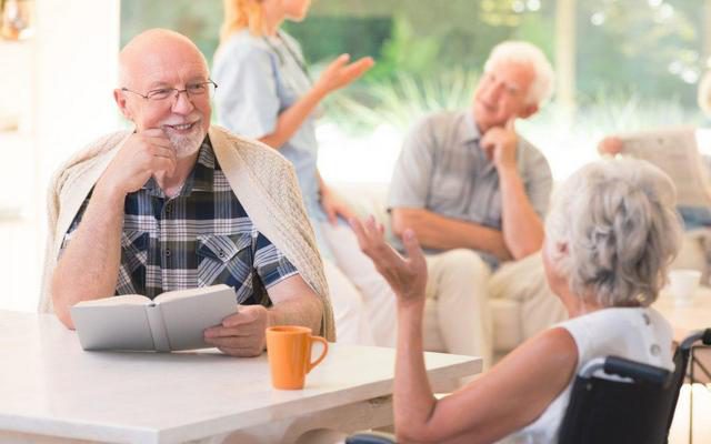 Как помочь пожилому человеку привыкнуть к дому престарелых (пансионату)