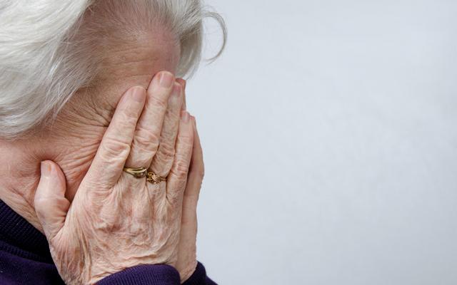 Несколько советов как помочь пожилому человеку пережить смерть супруга