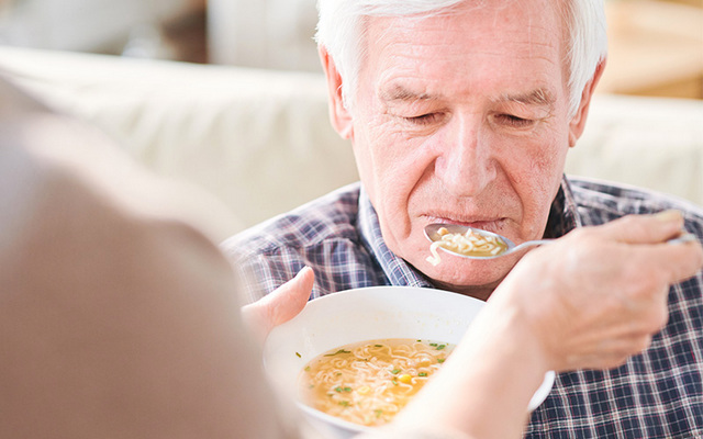 Что делать, если пожилой человек с деменцией отказывается от еды и воды