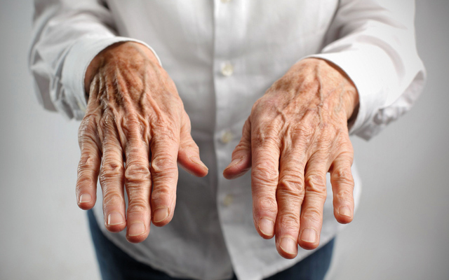 Почему трясутся руки у пожилых людей и при каких болезнях