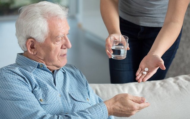 Что делать, если пожилой человек отказывается принимать лекарства