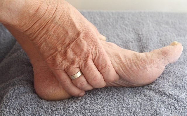 Как пожилому человеку ухаживать за ногами при диабете