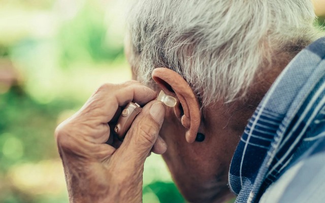 Как пожилому человеку привыкнуть к слуховому аппарату