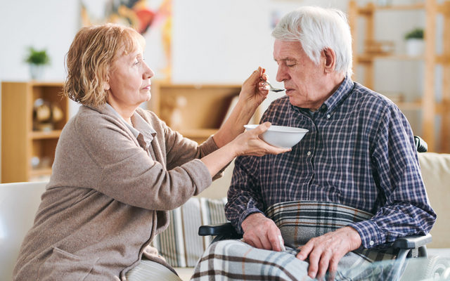 Как ухаживать за пожилым человеком после инсульта