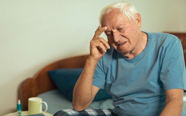 Когда пожилому человеку с деменцией нужен круглосуточный уход