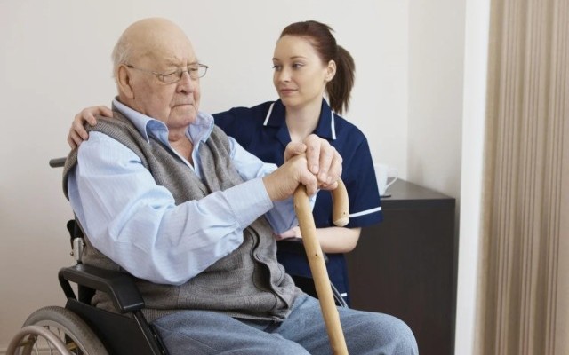 Как ухаживать за пожилым человеком с рассеянным склерозом