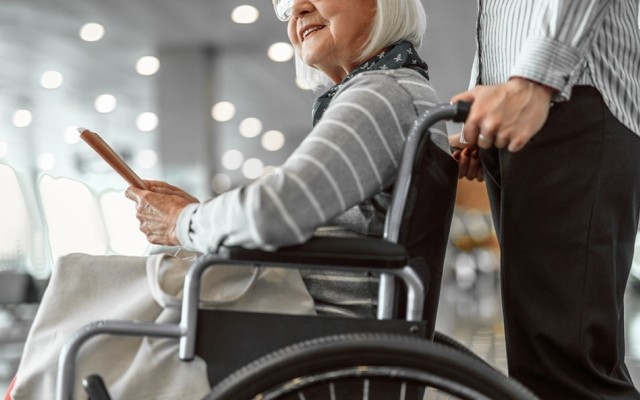 Как безопасно сопровождать пожилого человека в инвалидной коляске