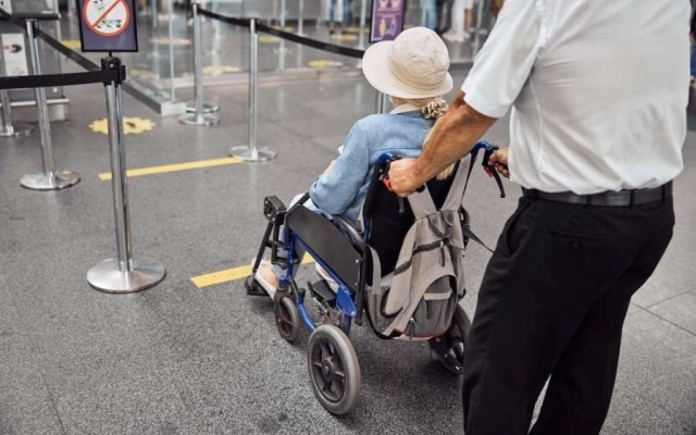 Как пожилым людям в инвалидном кресле летать на самолетах