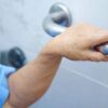 Когда тяжело дойти до туалета: помощь пожилому человеку без дискомфорта и стресса